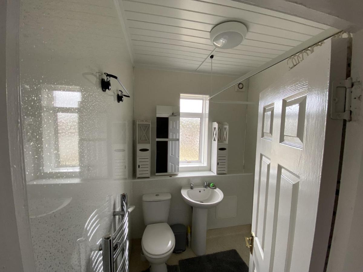 Private Lounge And Double Room Kilwinning Exterior photo