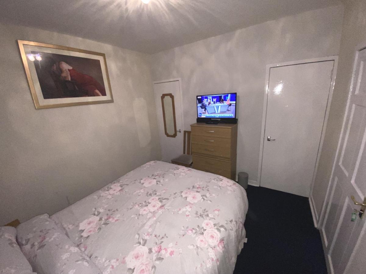 Private Lounge And Double Room Kilwinning Exterior photo
